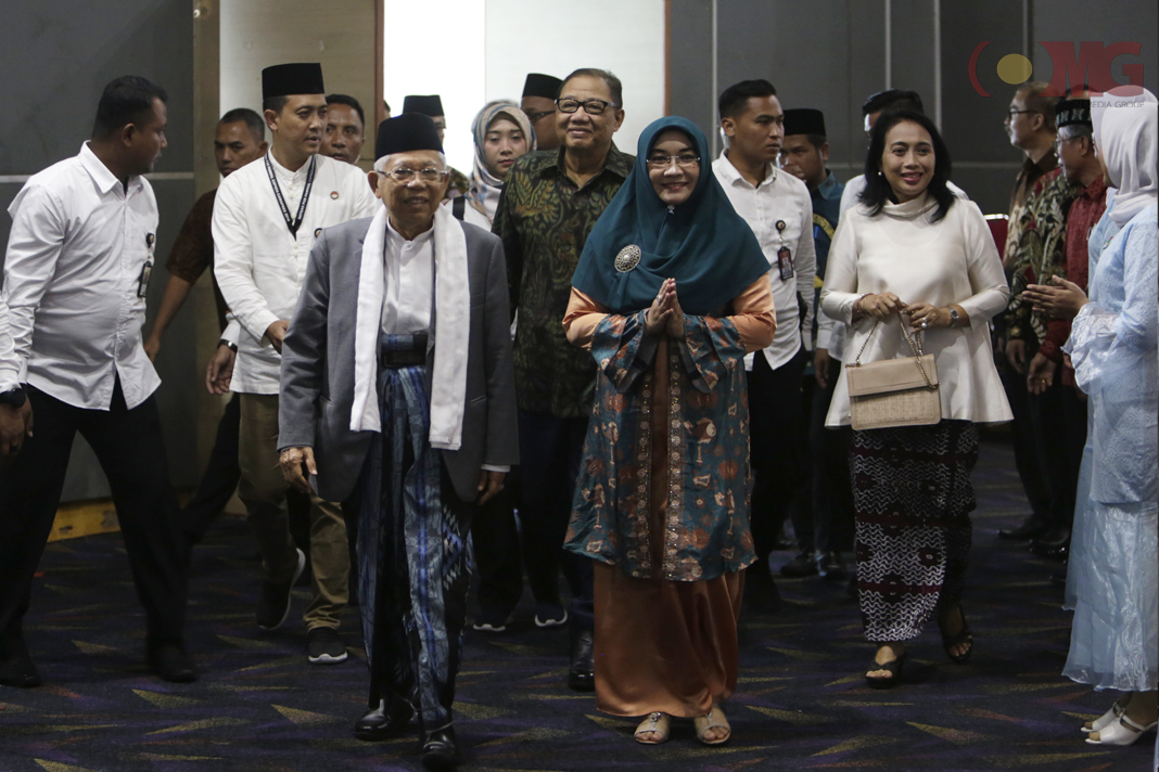 KH Ma'ruf Amin bersama istri Wury Estu Handayani saat saat menghadiri peluncuran buku “The Ma’ruf Amin Way” di Gedung Smesco, Jakarta, Jumat (1/2/2019).