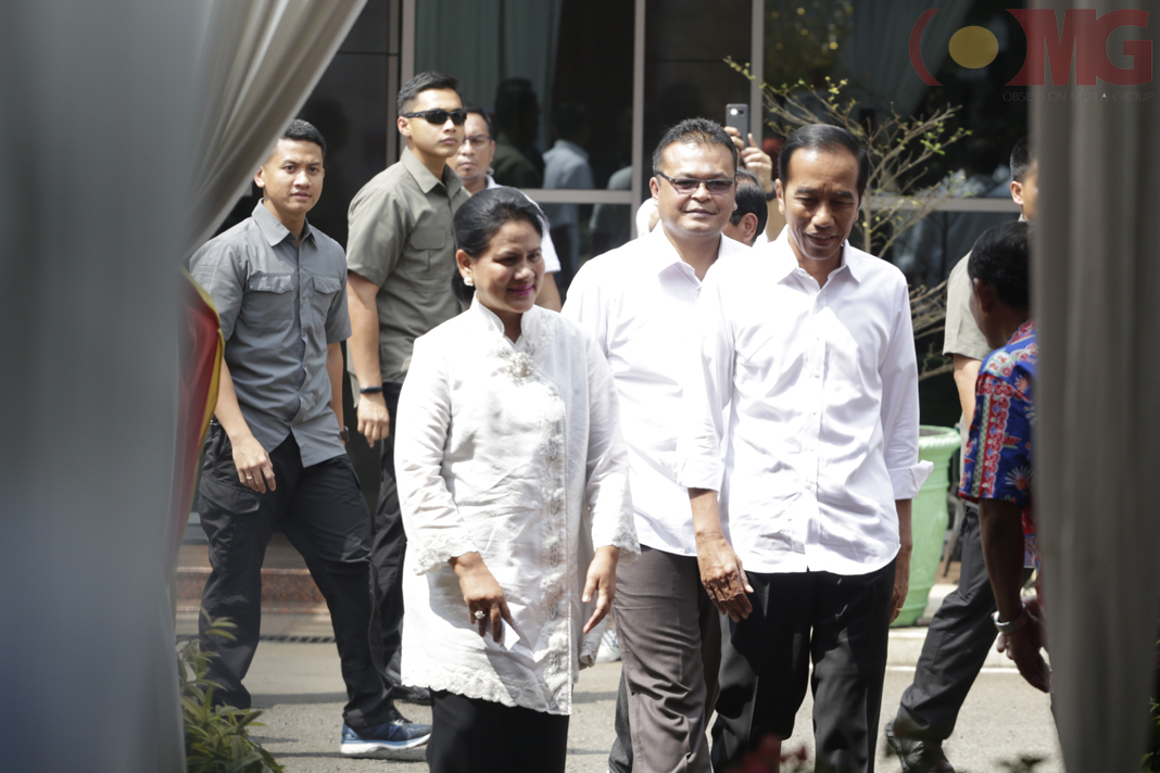 Capres nomor urut 01 Jokowi didampingi istrinya Iriana Joko Widodo saat di TPS 008 