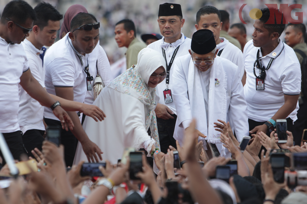  Cawapres nomor urut 01 Ma’ruf Amin didampingi oleh istrinya saat menyapa pendukungnya di acara Konser Putih Bersatu di Stadion Utama Gelora Bung Karno, Senayan, Jakarta